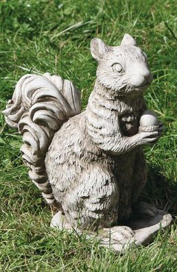 Steinfigur Eichhörnchen mit Eichel 32cm grau Englischer Steinguss Waldtier