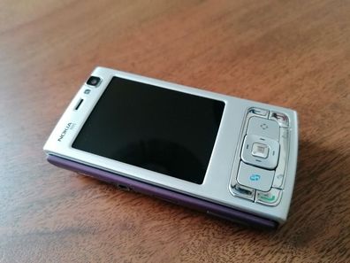 Nokia N95 in Silber > neuwertig / deep plum / Smartphone