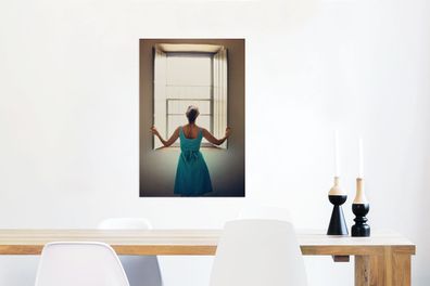 Glasbilder - 60x90 cm - Frau öffnet Fenster (Gr. 60x90 cm)