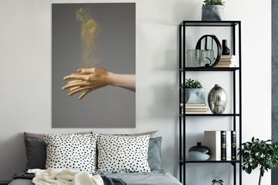 Leinwandbilder - 80x120 cm - Frau mit goldbemalten Händen und einer Wolke aus Glitzer