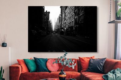 Leinwandbilder - 150x100 cm - Auto fährt durch eine ruhige Straße in New York in schw