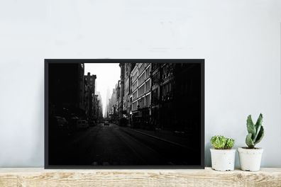 Poster - 60x40 cm - Auto fährt durch eine ruhige Straße in New York in schwarz und we