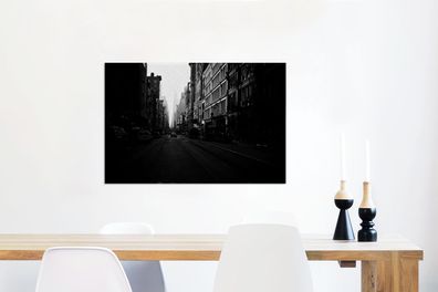 Leinwandbilder - 90x60 cm - Auto fährt durch eine ruhige Straße in New York in schwar