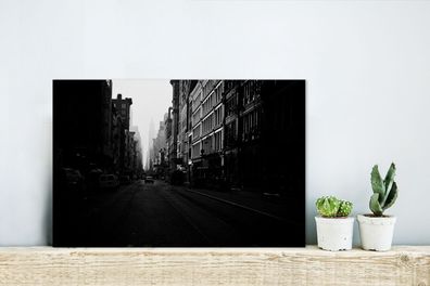 Glasbilder - 30x20 cm - Auto fährt durch eine ruhige Straße in New York in schwarz un