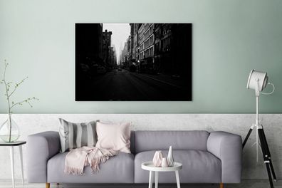 Leinwandbilder - 120x80 cm - Auto fährt durch eine ruhige Straße in New York in schwa