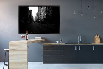 Poster - 120x80 cm - Auto fährt durch eine ruhige Straße in New York in schwarz und w