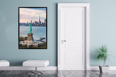 Poster - 80x120 cm - Freiheitsstatue mit der Skyline von New York (Gr. 80x120 cm)