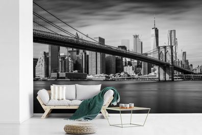 Fototapete - 450x300 cm - Brooklyn Bridge und die New Yorker Skyline in schwarz-weiß