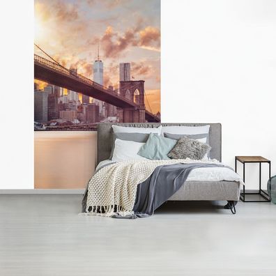 Fototapete - 170x260 cm - Brooklyn Bridge und die New Yorker Skyline bei Sonnenunterg