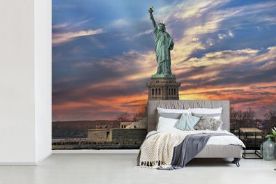 Fototapete - 600x400 cm - Freiheitsstatue in New York bei Sonnenuntergang
