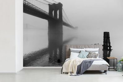 Fototapete - 450x300 cm - Nebel bedeckt die Brooklyn Bridge in New York in schwarz un