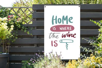 Gartenposter - 80x120 cm - Weinzitat "Home is where the wine is" mit Korkenzieher