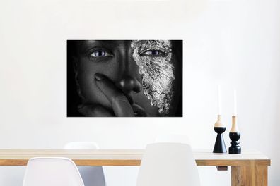 Leinwandbilder - 90x60 cm - Dunkle Frau mit blauen Augen und silbernen Akzenten