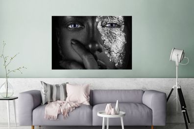 Glasbilder - 120x80 cm - Dunkle Frau mit blauen Augen und silbernen Akzenten