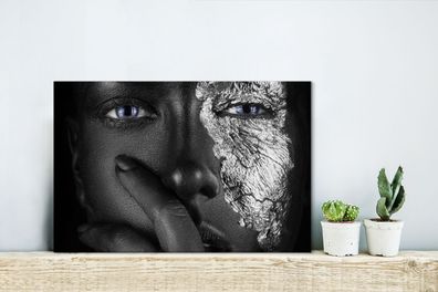 Leinwandbilder - 30x20 cm - Dunkle Frau mit blauen Augen und silbernen Akzenten