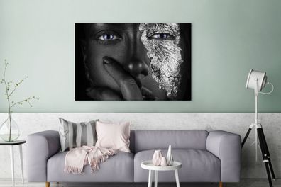 Leinwandbilder - 140x90 cm - Dunkle Frau mit blauen Augen und silbernen Akzenten