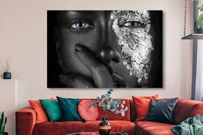 Leinwandbilder - 150x100 cm - Dunkle Frau mit blauen Augen und silbernen Akzenten