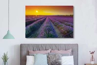 Leinwandbilder - 150x100 cm - Oranger Sonnenuntergang über einem Feld voller Lavendel