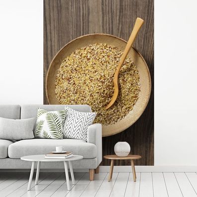 Fototapete - 160x240 cm - Eine rustikale Holzschale mit Quinoa und Holzlöffel