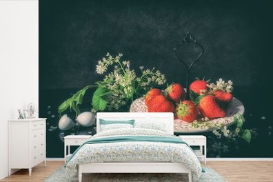 Fototapete - 450x300 cm - Erdbeeren - Malerei - Stillleben - Blumen - Ei - Teller