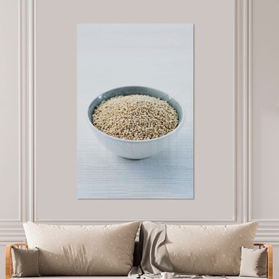 Glasbilder - 100x150 cm - Eine Porzellanschale voller Quinoa-Körner auf einem weißen