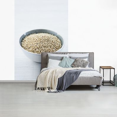Fototapete - 170x260 cm - Eine Porzellanschale voller Quinoa-Körner auf einem weißen