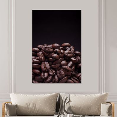 Glasbilder - 100x150 cm - Stapel von dunkelbraunen Kaffeebohnen vor schwarzem Hinterg