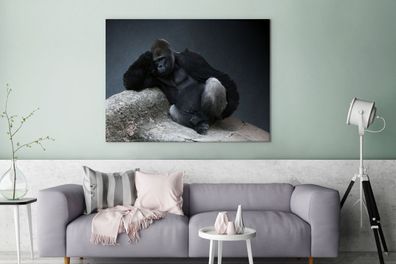 Leinwandbilder - 120x90 cm - Gorilla entspannt auf einem Felsen (Gr. 120x90 cm)