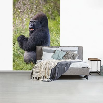 Fototapete - 145x220 cm - Ein Schwarzer Gorilla bei der Nahrungssuche