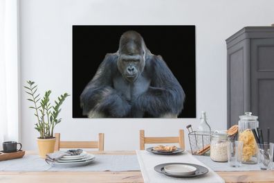 Leinwandbilder - 120x90 cm - Ein Gorilla schaut eindrucksvoll in die Kamera