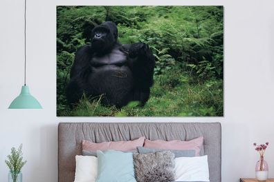 Glasbilder - 150x100 cm - Ein riesiger Gorilla in einem grünen Regenwald