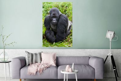 Glasbilder - 80x120 cm - Ein Gorilla spaziert durch die grünen Blätter