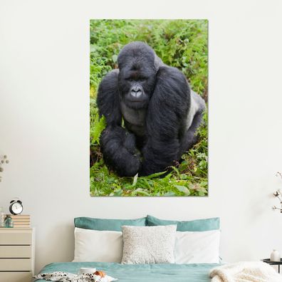 Glasbilder - 100x150 cm - Ein Gorilla spaziert durch die grünen Blätter