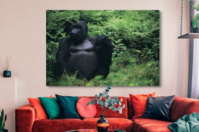 Leinwandbilder - 150x100 cm - Ein riesiger Gorilla in einem grünen Regenwald