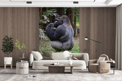 Fototapete - 145x220 cm - Seitenansicht eines fütternden Gorillas (Gr. 145x220 cm)