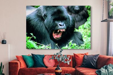 Leinwandbilder - 150x100 cm - Ein klaffender Gorilla in einer grünen Umgebung