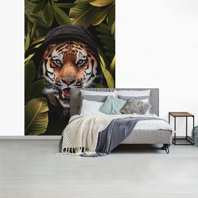 Fototapete - 155x240 cm - Tiger - Blätter - Pflanzen (Gr. 155x240 cm)