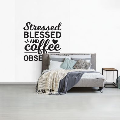 Fototapete - 155x240 cm - Gestresste Selige und Kaffee - Zitate - Sprichwörter - Kaff