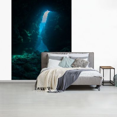 Fototapete - 195x260 cm - Eine Höhle bei Grand Cayman mit durchscheinenden Sonnenstra