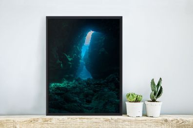 Poster - 30x40 cm - Eine Höhle bei Grand Cayman mit durchscheinenden Sonnenstrahlen