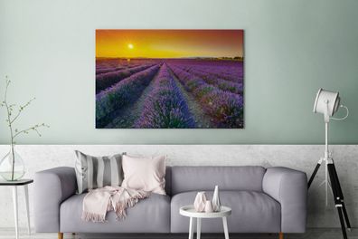 Leinwandbilder - 140x90 cm - Oranger Sonnenuntergang über einem Feld voller Lavendel