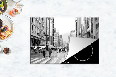 Herdabdeckplatte - 78x52 cm - Ginza im Regen schwarz-weiß Foto