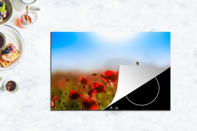 Herdabdeckplatte - 80x52 cm - Mohnblumen unter einem klaren blauen Himmel.