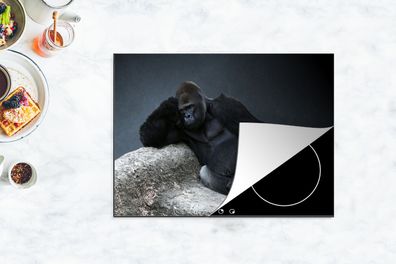 Herdabdeckplatte - 70x52 cm - Gorilla entspannt auf einem Felsen