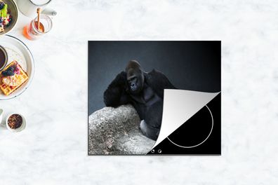 Herdabdeckplatte - 75x52 cm - Gorilla entspannt auf einem Felsen
