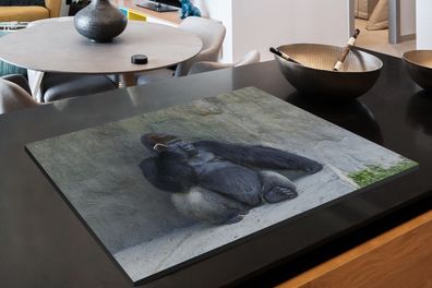 Herdabdeckplatte - 80x52 cm - Ein riesiger Gorilla lehnt an einer Steinmauer