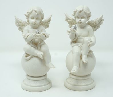 2 Engel ca.16 cm weiß mit Glitzerkugel in der Hand auf einer Kugel aus Polyresin