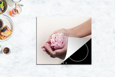 Herdabdeckplatte - 75x52 cm - Hände halten eine rosa Pfingstrose