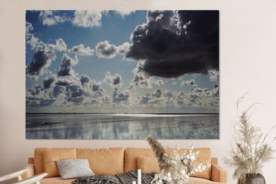 Glasbilder - 150x100 cm - Ein spiegelglattes Meer und Wolken über der Küste von Amela