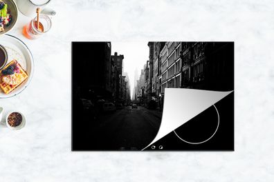 Herdabdeckplatte - 78x52 cm - Auto fährt durch eine ruhige Straße in New York in schw